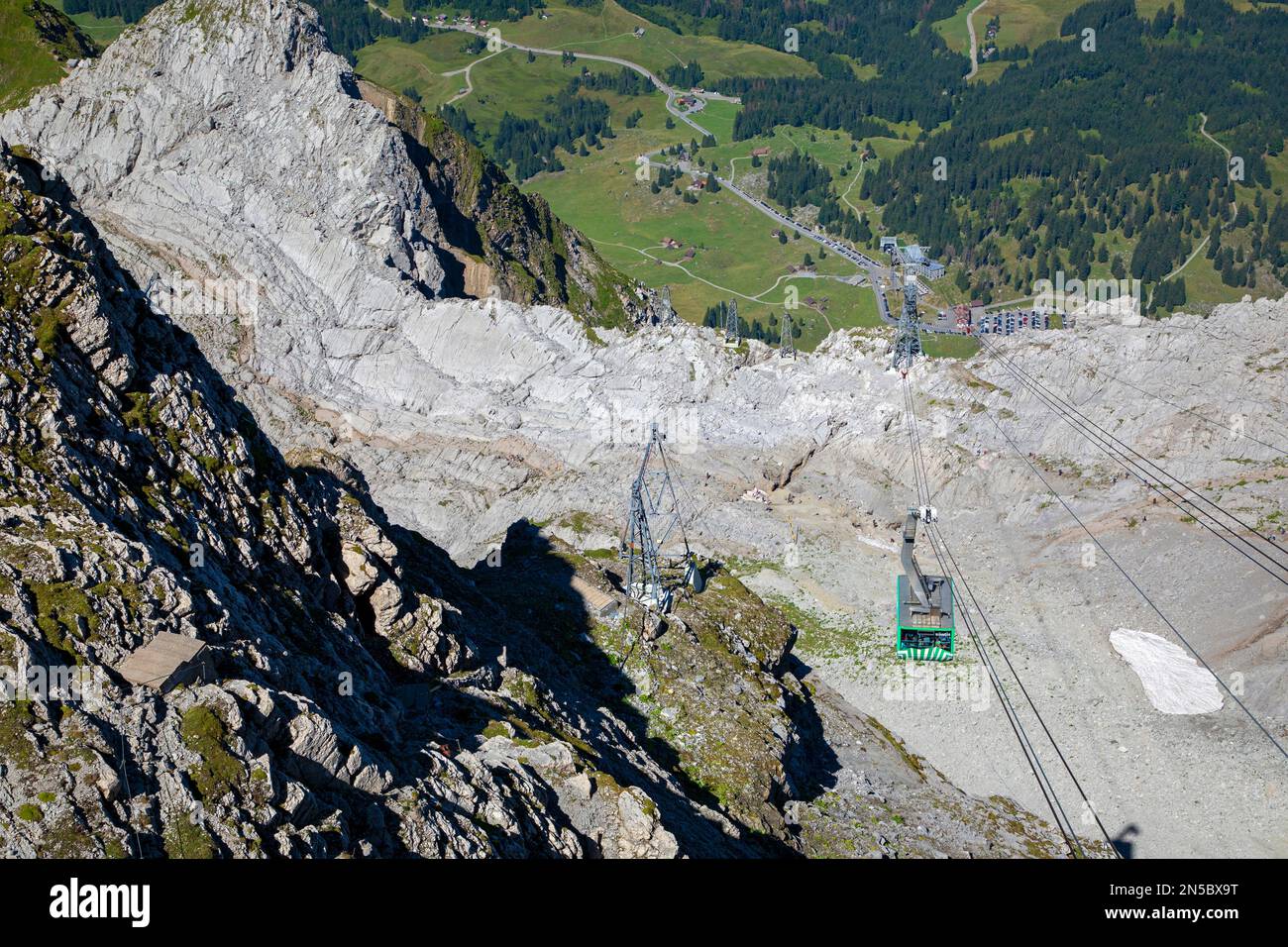 Vue depuis le sommet de Saentis jusqu'à Schwaigalp et le téléphérique de Saentis, Suisse, Appenzell Banque D'Images