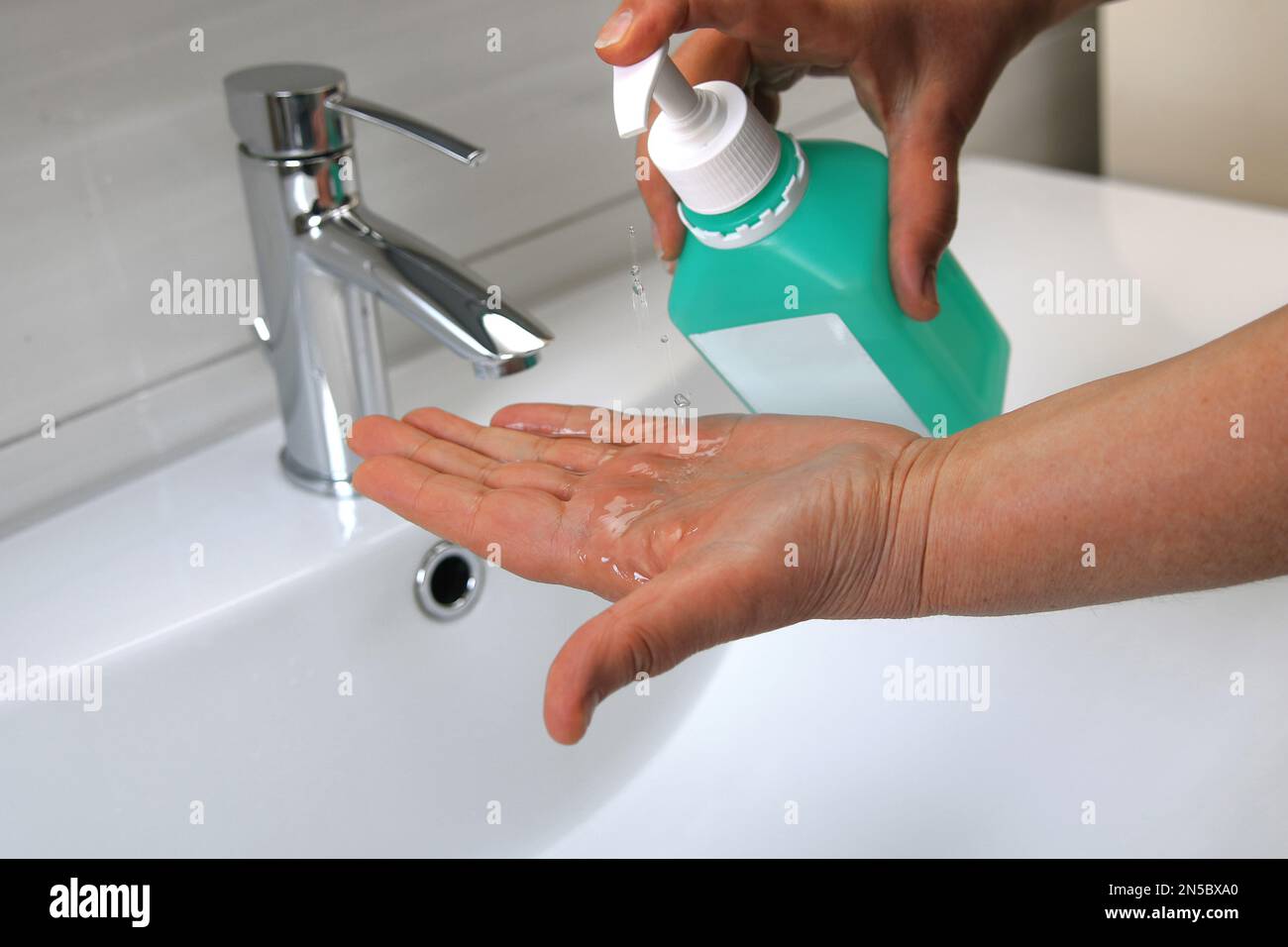 se laver les mains avec des produits désinfectants pour les mains Banque D'Images