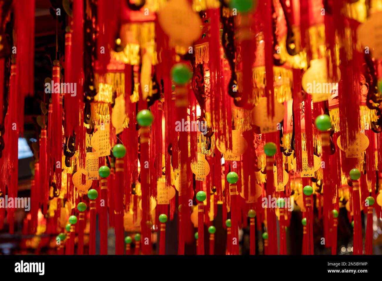 Lanternes avec glands en rouge et jaune, Taipei Tianhou temple dédié à Mazu / Matsu, la déesse de mer ou déesse des gens de mer, à Taipei, Taïwan. Banque D'Images