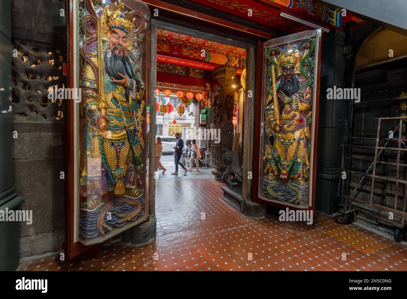 Les dieux de la porte au temple Tianhou de Taipei dédié à Mazu / Matsu, la déesse de la mer ou déesse des gens de mer, à Taipei, Taïwan. Banque D'Images