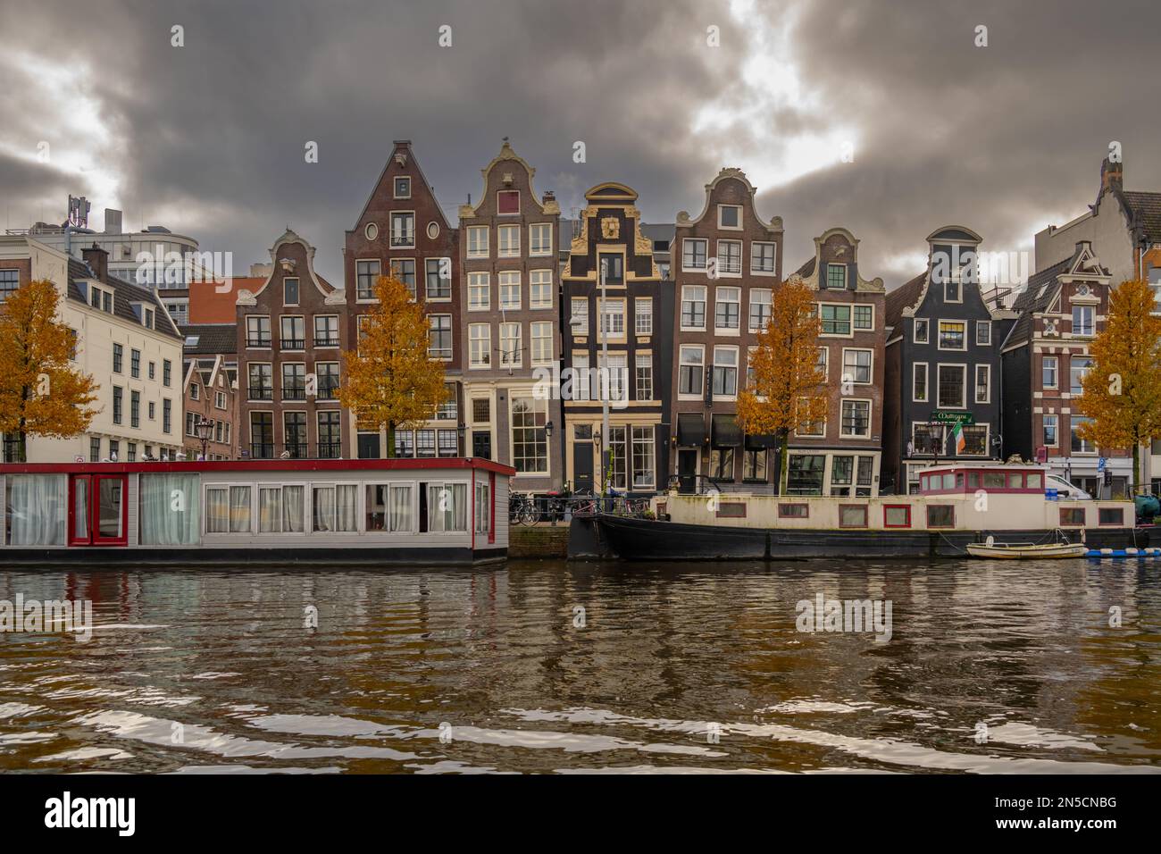 Maisons traditionnelles le long de la rivière Amstel à Amsterdam pays-Bas Banque D'Images