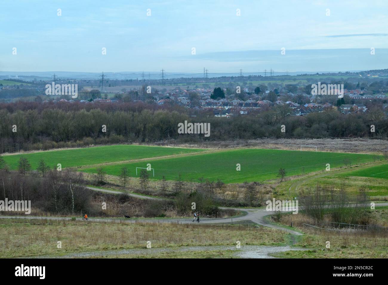 Paysage dans le nord de l'Angleterre avec zone urbaine et terrain de football, Royston, Barnsley, South Yorkshire, Angleterre, ROYAUME-UNI Banque D'Images