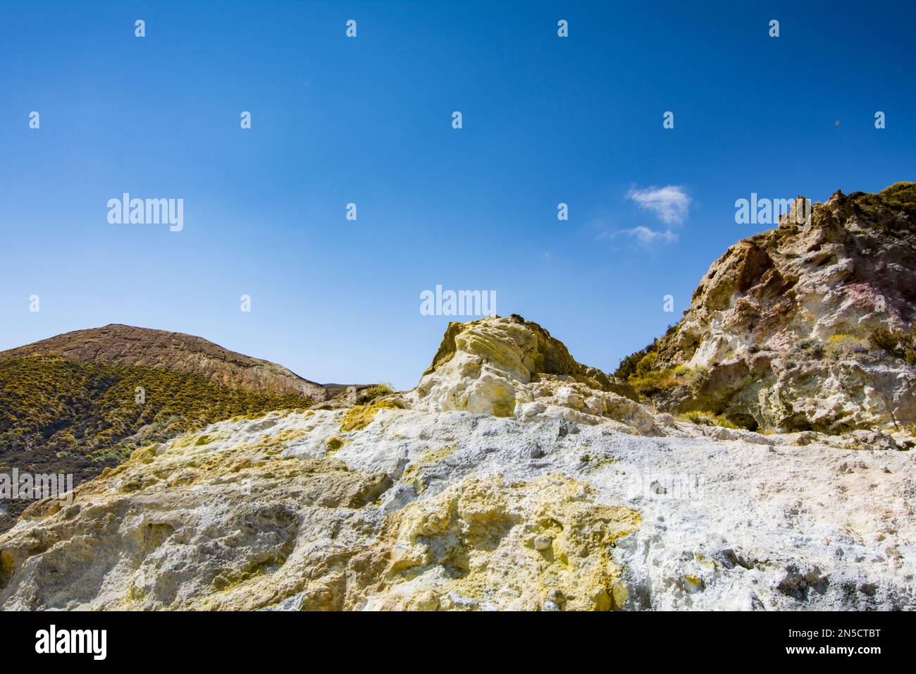 Tas de soufre sur l'île de Vulcano, Italie Banque D'Images