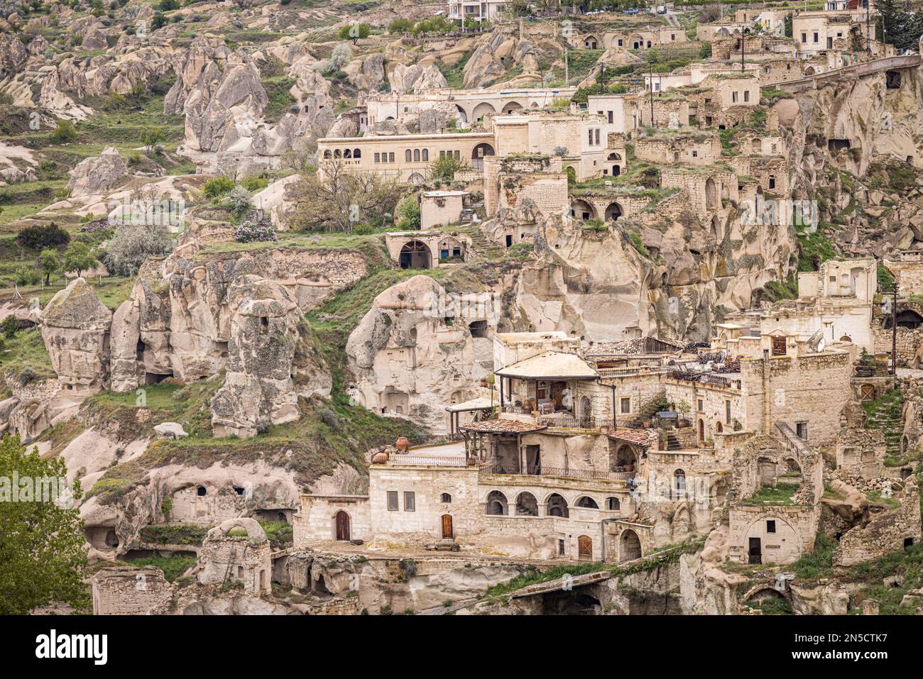 Château et village d'Ortahisar, Nevşehir, Cappadoce, Turquie Banque D'Images