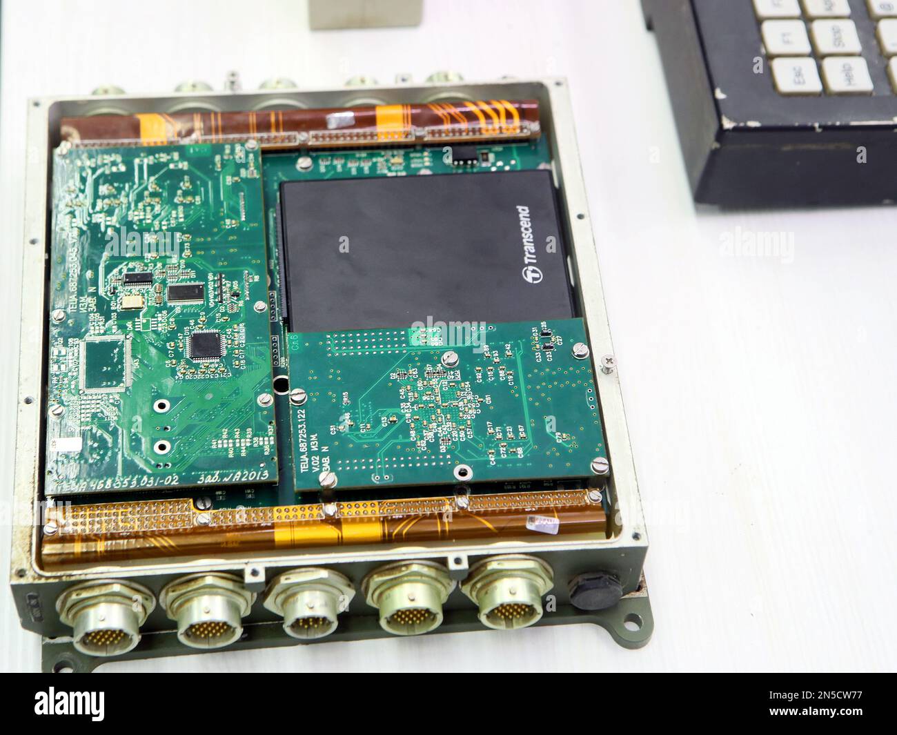 KIEV, UKRAINE - 9 FÉVRIER 2023 - Un récepteur numérique GPS/GLONASS avec module d'antenne d'un lance-roquettes multiple Tornado-G est présenté à demonstr Banque D'Images