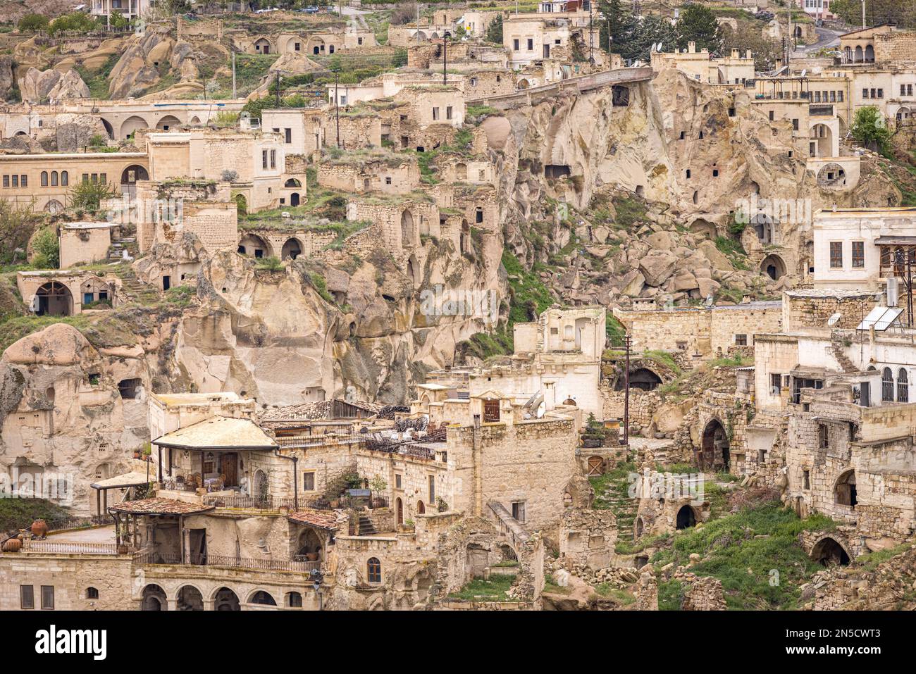 Château et village d'Ortahisar, Nevşehir, Cappadoce, Turquie Banque D'Images