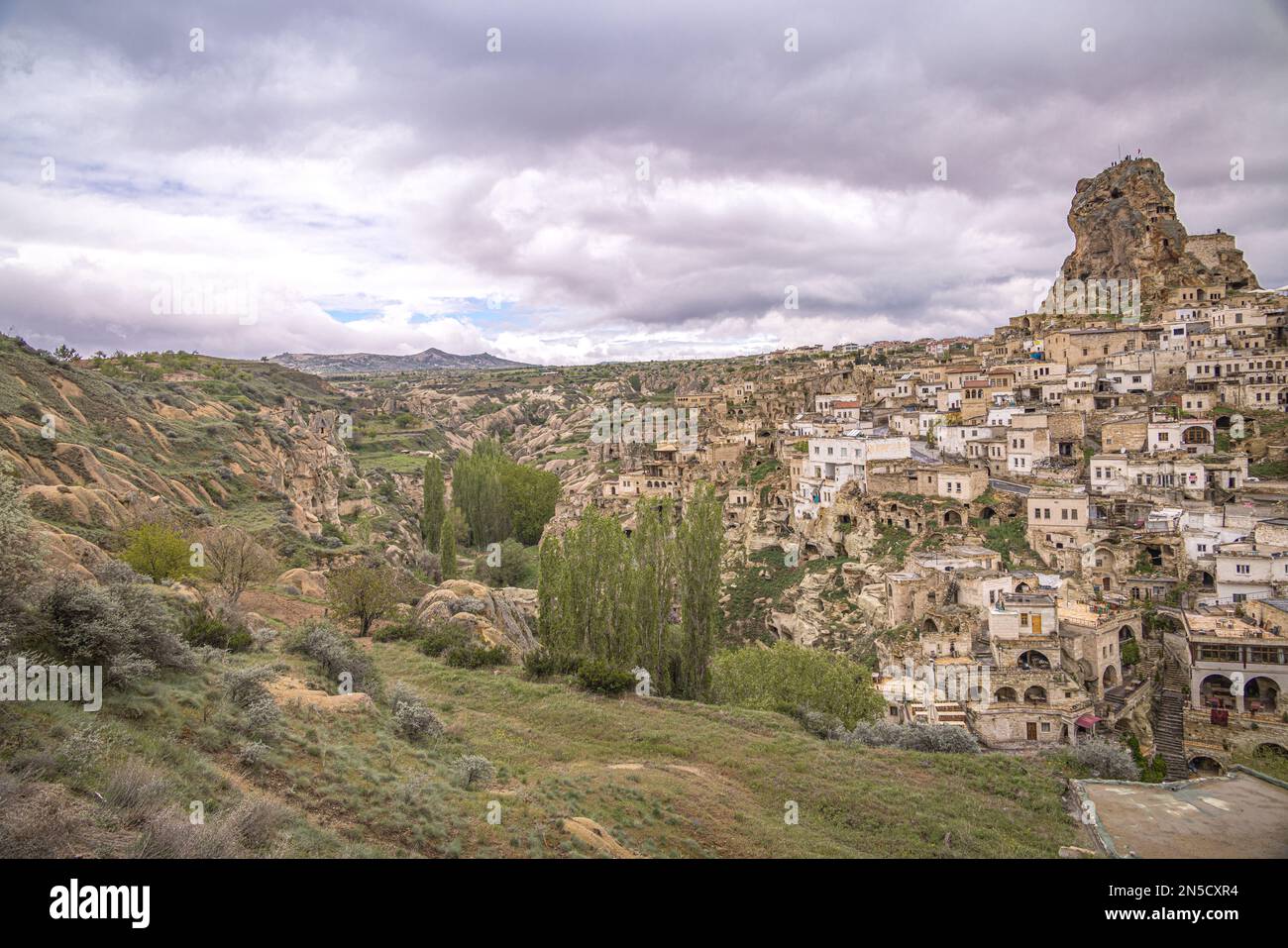 Château et village d'Ortahisar, Nevşehir, Cappadoce, Turquie Banque D'Images