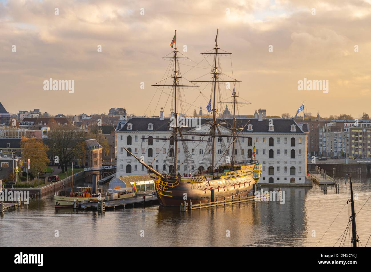 Vue sur le musée maritime national d'Amsterdam depuis la galerie d'observation du musée des sciences NEMO Banque D'Images