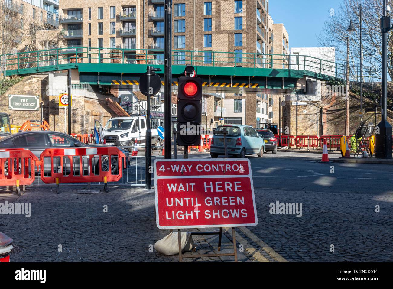 Roadworks by the Iron Bridge in Staines-upon-Thames Town Center with 4 Way control traffic Lights, Surrey, Angleterre, Royaume-Uni Banque D'Images