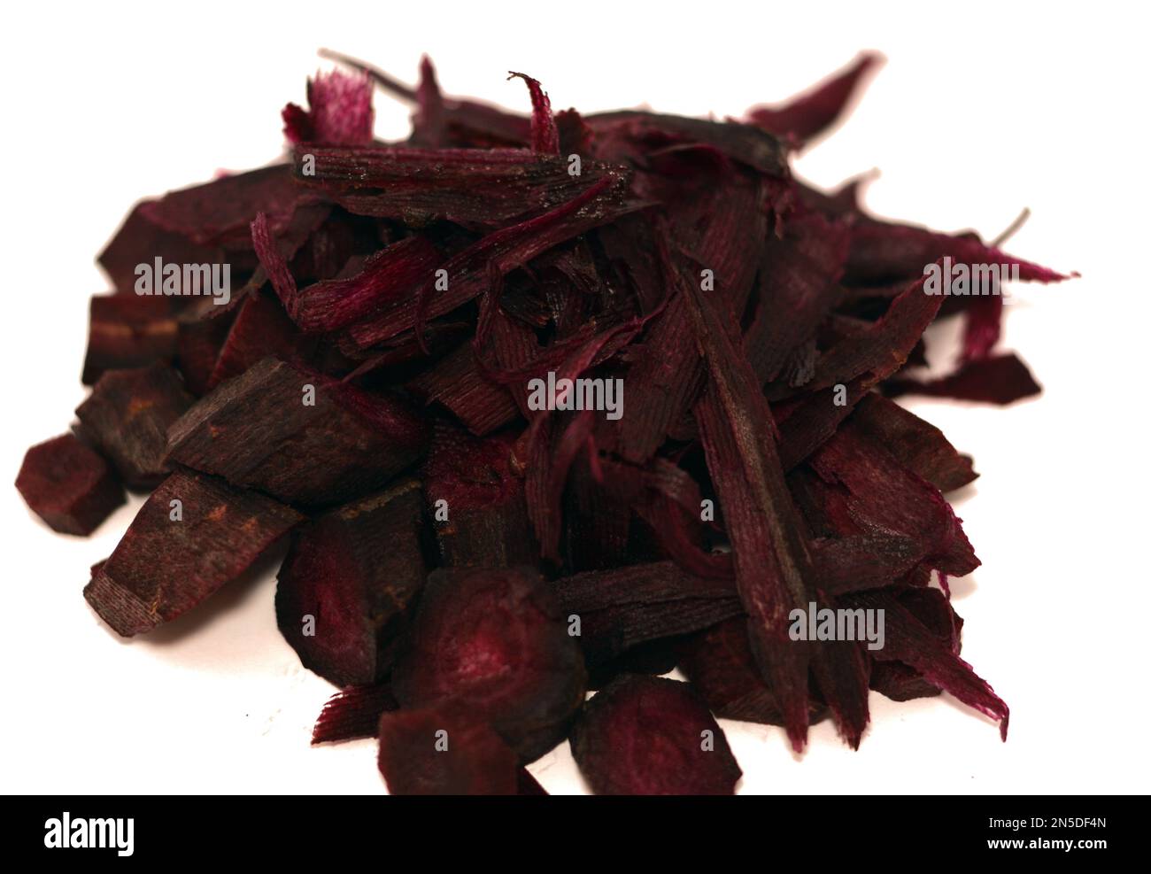 Carottes noires, la carotte (Daucus carota subsp. Sativus) est un légume de racine, typiquement orange, une plante bisannuelle de la famille des ombellifères, AP Banque D'Images