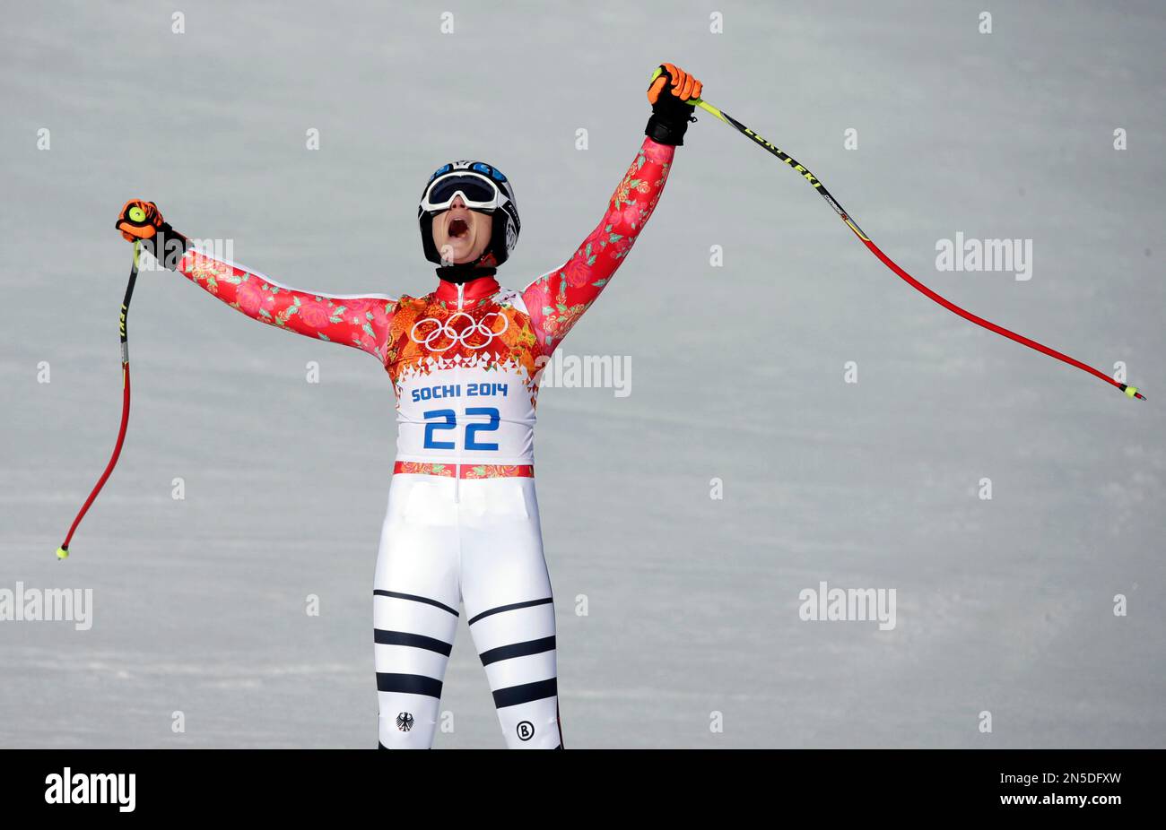 Germany's Maria Hoefl-Riesch celebrates after finishing the women's super-G at the Sochi 2014 Winter Olympics, Saturday, Feb. 15, 2014, in Krasnaya Polyana, Russia. (AP Photo/Gero Breloer, File) Banque D'Images