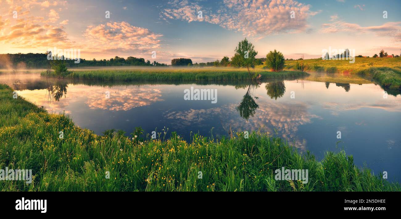 Magnifique lever de soleil de printemps sur la rive de la rivière. Nature de l'Ukraine Banque D'Images