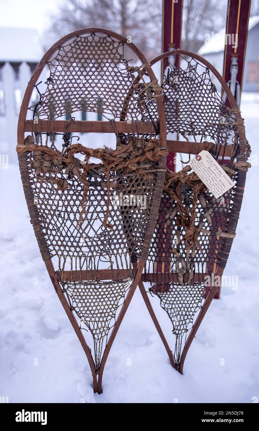 Raquettes amérindiennes d'époque fabriquées dans le modèle de la queue de bévue; exposées au Winterfest annuel 18th à Scandia, Minnesota, États-Unis. Banque D'Images