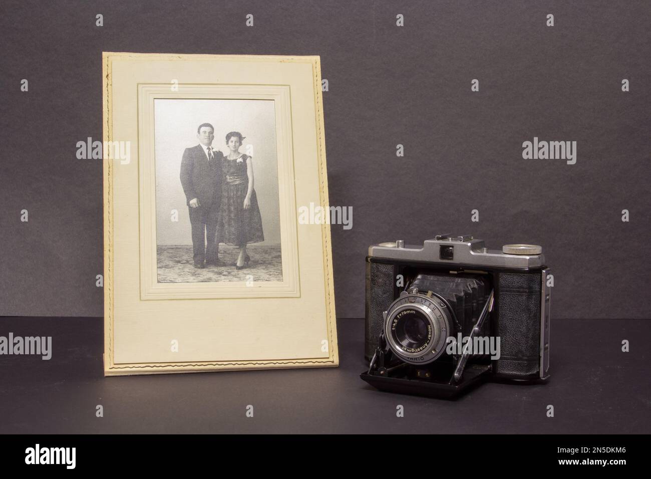 Image d'un ancien appareil photo et à côté d'une photo d'un couple marié. Italie Rome 06-02-2023 Banque D'Images