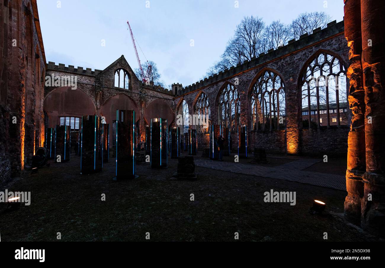 Installation DE CONTINUUM par ILLUMAPHONIUM dans le corps de Temple Church, Temple Gardens. Miroir et mouvement activés pour produire du son et de la lumière. Bristo Banque D'Images