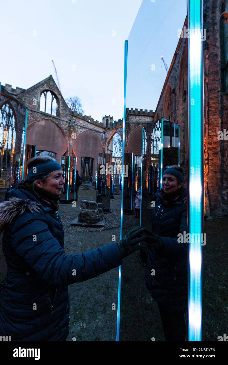 Installation DE CONTINUUM par ILLUMAPHONIUM dans le corps de Temple Church, Temple Gardens. Miroir et mouvement activés pour produire du son et de la lumière. Bristo Banque D'Images