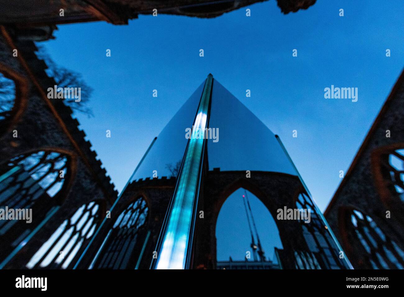 Installation DE CONTINUUM par ILLUMAPHONIUM dans le corps de Temple Church, Temple Gardens. Miroir et mouvement activés pour produire du son et de la lumière. Bristo Banque D'Images