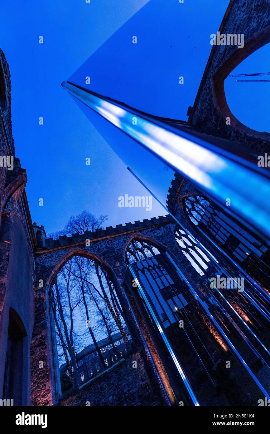 Installation DE CONTINUUM par ILLUMAPHONIUM dans le corps de Temple Church, Temple Gardens. Miroir et mouvement activés pour produire du son et de la lumière. Bristo Banque D'Images