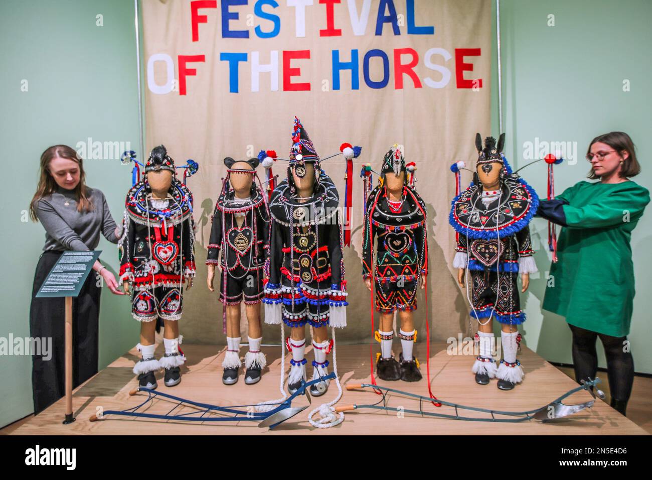 Warwickshire, Angleterre 9 Fév 2023.Compton Verney accueille la toute première exposition consacrée au costume et aux coutumes populaires britanniques. Une fois par an dans le village de St Margaret's Hope dans South Ronaldsay, Orkney, de jeunes filles encerclent la place habillée de chevaux de travail, avec collier et adresse en costumes remis à travers les générations. Compton Verney du 11 février au 11 juin 2023 Paul Quezada-Neiman/Alay Live News Banque D'Images