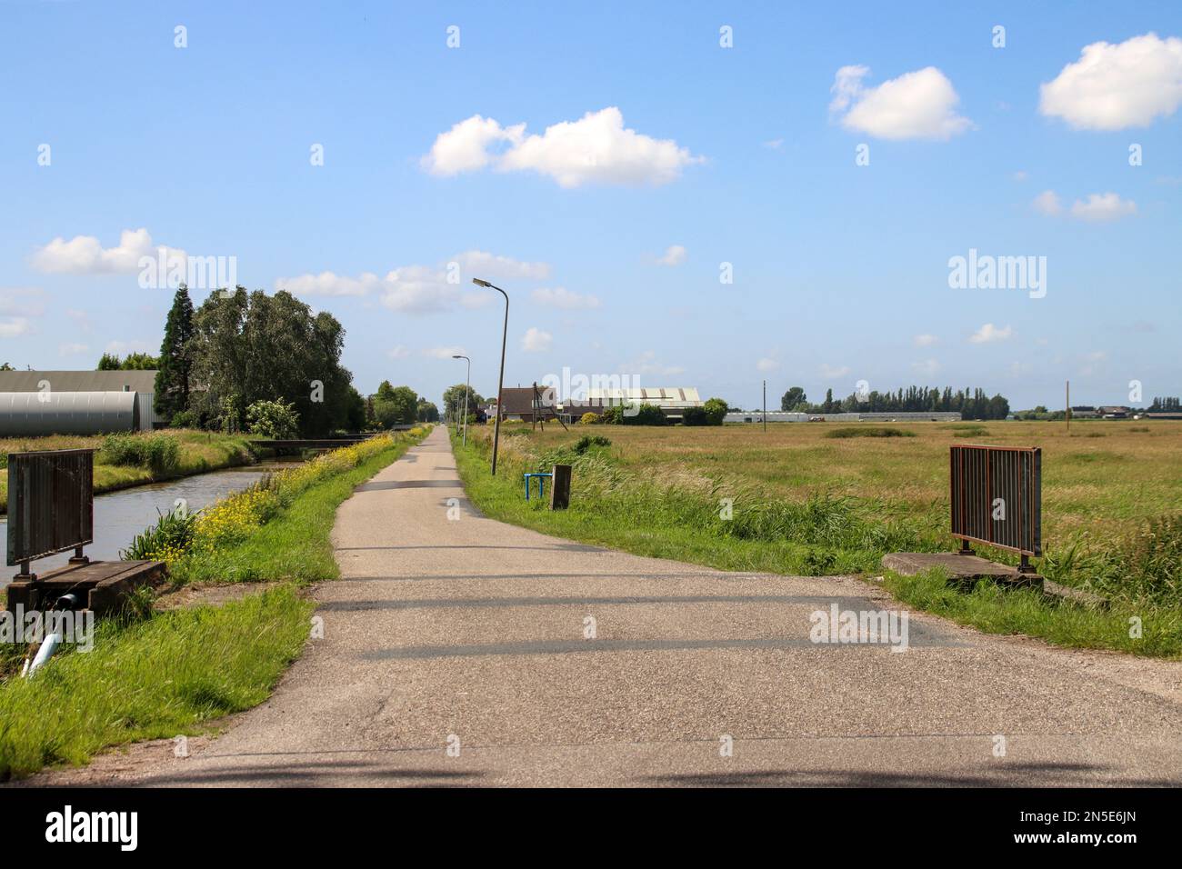 Prairies et routes dans la région de Zuidplaspolder où le nouveau village sera construit aux pays-Bas Banque D'Images