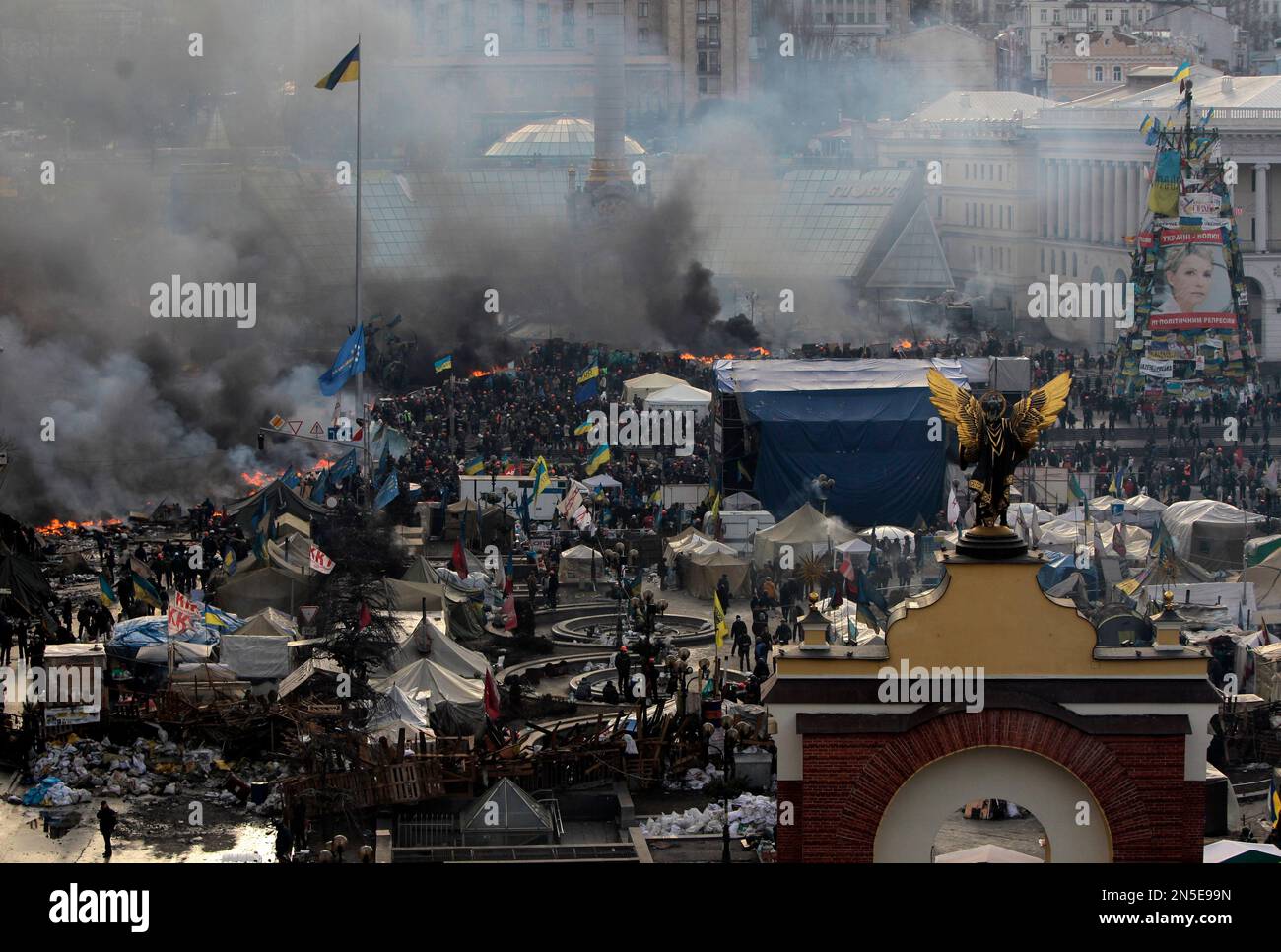 Anti-government protesters clash with riot police in Kiev's Independence Square, the epicenter of the country's current unrest, Kiev, Ukraine, Wednesday, Feb. 19, 2014. The deadly clashes in Ukraine’s capital have drawn sharp reactions from Washington, generated talk of possible European Union sanctions and led to a Kremlin statement blaming Europe and the West. (AP Photo/Sergei Chuzavkov) Banque D'Images