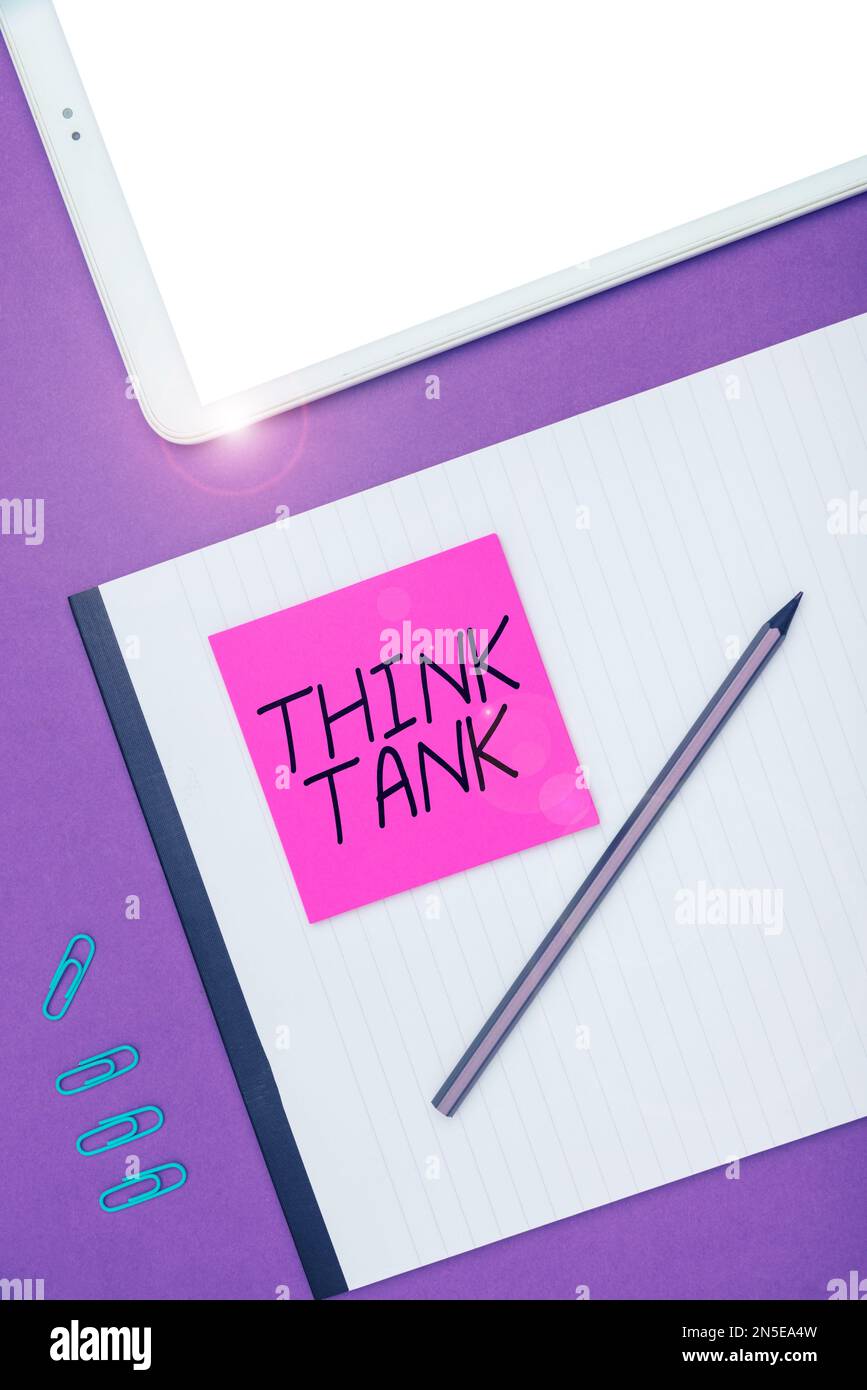 Texte d'écriture Think Tank. Mot écrit sur la pensée de solutions innovantes précieuses idées réussies Banque D'Images