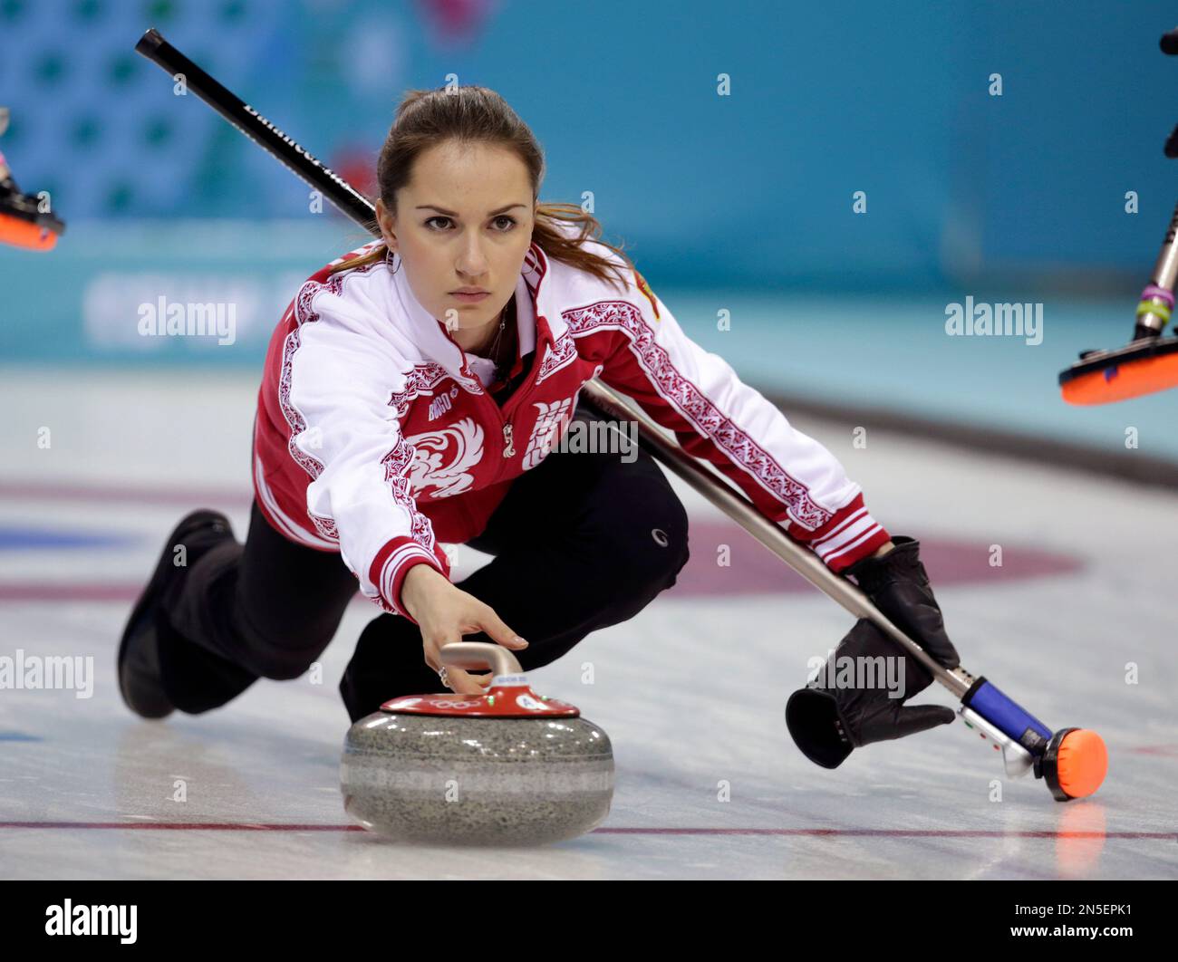 Russia’s skip Anna Sidorova delivers the rock during women's curling competition against Britain at the 2014 Winter Olympics, Monday, Feb. 17, 2014, in Sochi, Russia. (AP Photo/Robert F. Bukaty) Banque D'Images