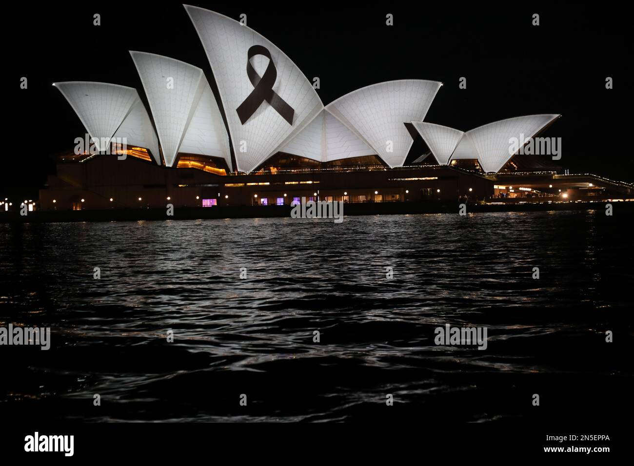 Sydney, Australie. 9th février 2023. Un ruban noir a été projeté sur les voiles de l'Opéra de Sydney comme symbole de solidarité et de deuil pour les personnes touchées par les tremblements de terre en Turquie et en Syrie. Credit: Richard Milnes/Alamy Live News Banque D'Images