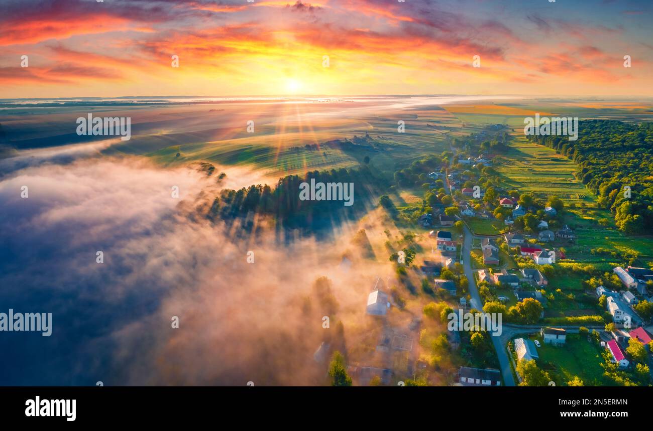 Magnifique lever de soleil d'été à la périphérie de Ternopil avec route asphaltée. Vue aérienne du matin sur la campagne ukrainienne. Beauté de la campagne concept de retour Banque D'Images