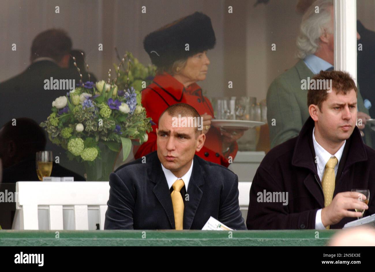 Footballeur / acteur Vinnie Jones dans les sièges posh aux courses de Cheltenham en 2003 Banque D'Images