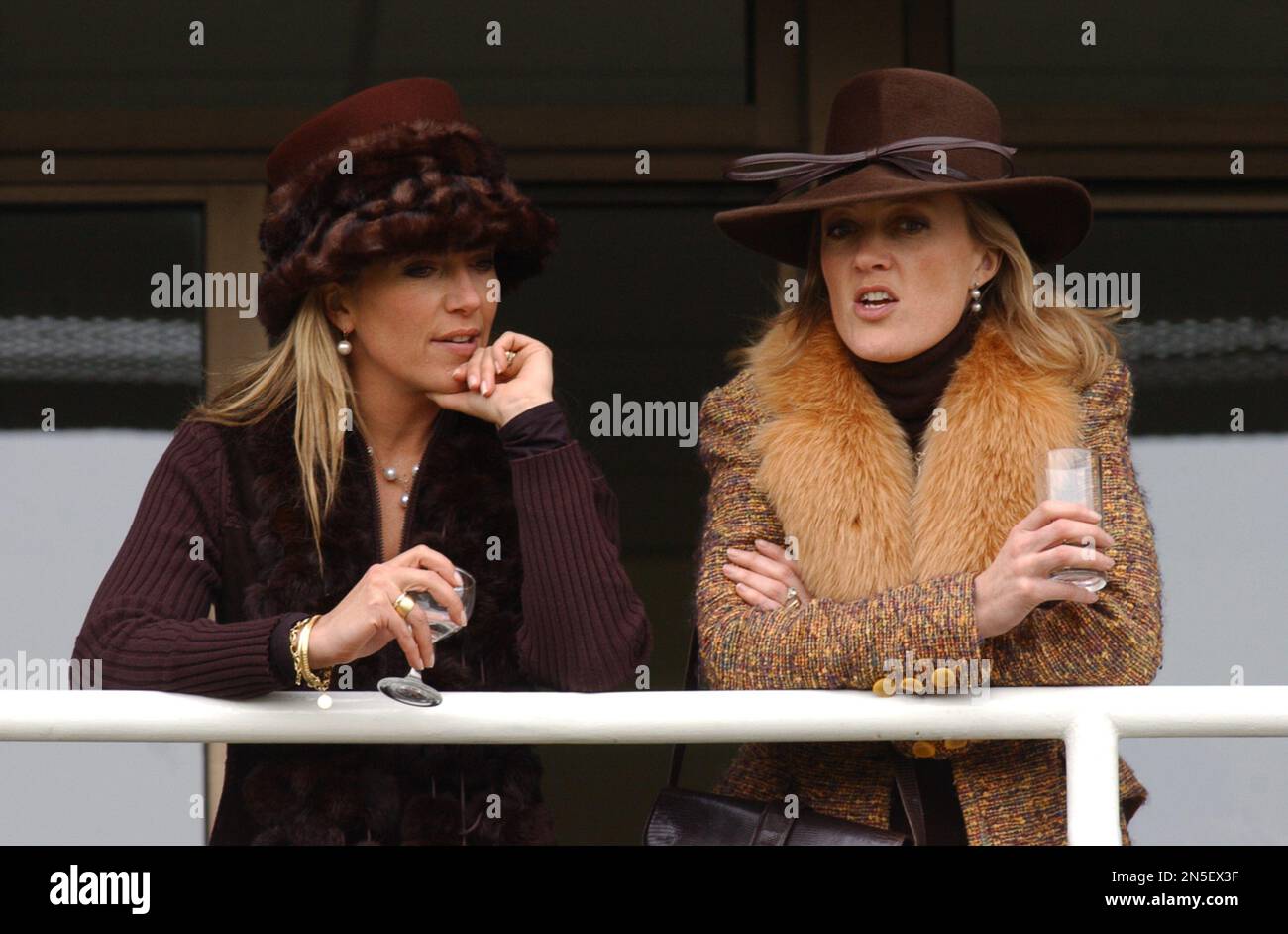 Des femmes bien habillées portant des chapeaux aux courses de Cheltenham. 2003 Banque D'Images
