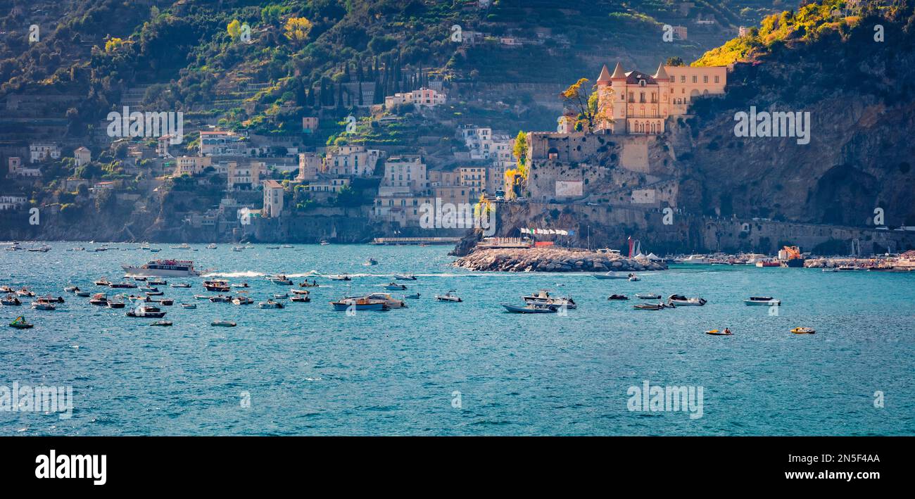 Long foyer photo du port de Maiori. Splendide paysage marin de Méditerranée, côte amalfitaine dans la province de Salerne, Italie, Europe. Conc. De voyage Banque D'Images