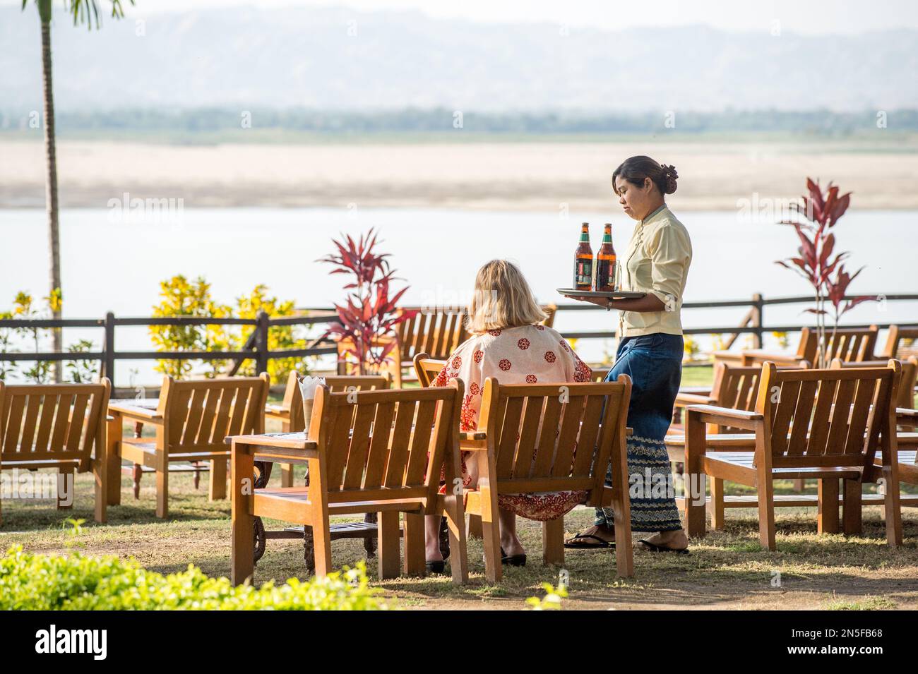 La rivière Irrawaddy est vue depuis un hôtel de bord de mer à Bagan, au Myanmar. Irrawaddy fait plus de 1400 kilomètres de long et constitue une route de transport importante au Myanmar. Banque D'Images