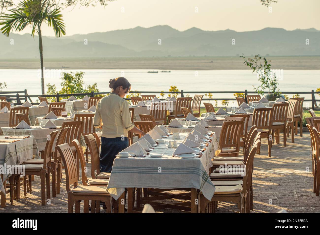 La rivière Irrawaddy est vue depuis un hôtel de bord de mer à Bagan, au Myanmar. Irrawaddy fait plus de 1400 kilomètres de long et constitue une route de transport importante au Myanmar. Banque D'Images