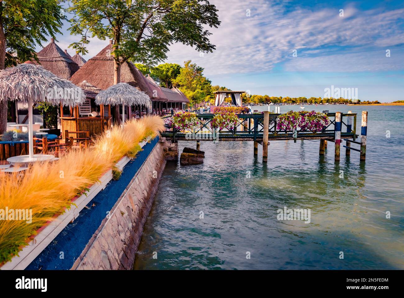 Vue matinale ensoleillée du village de Bibione Pineda, ville métropolitaine de Venise, Italie, Europe. Magnifique scène estivale de Laguna. Concept de voyage backgroun Banque D'Images