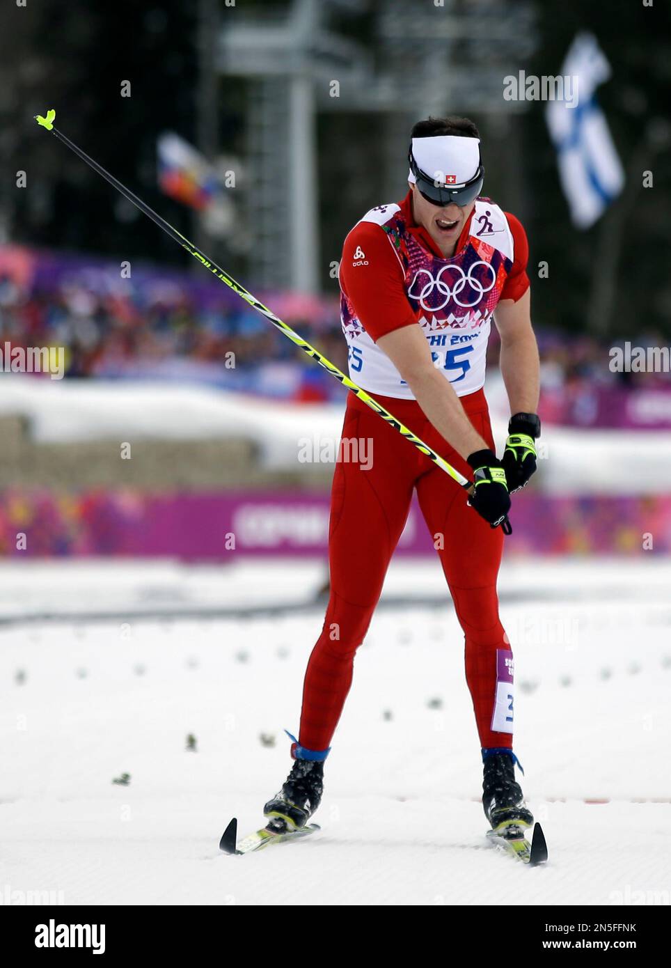 Switzerland's Dario Cologna celebrates after completing the men's 15K classical-style cross-country race at the 2014 Winter Olympics, Friday, Feb. 14, 2014, in Krasnaya Polyana, Russia. (AP Photo/Gregorio Borgia) Banque D'Images