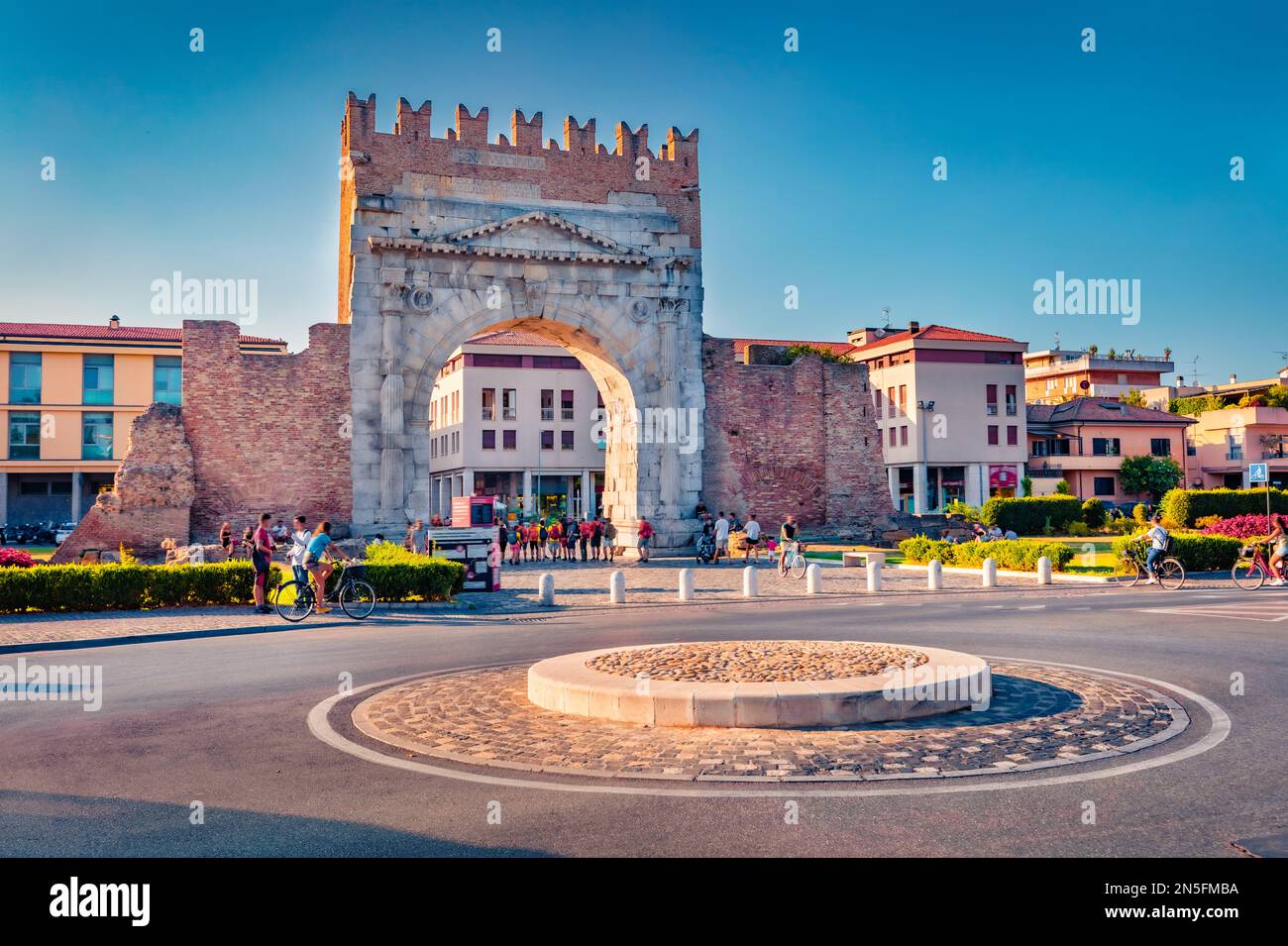 Vue en soirée colorée sur l'Arc d'Auguste. Captivant paysage urbain d'été de la ville de Rimini, Italie, Europe. Présentation du concept de déplacement. Banque D'Images