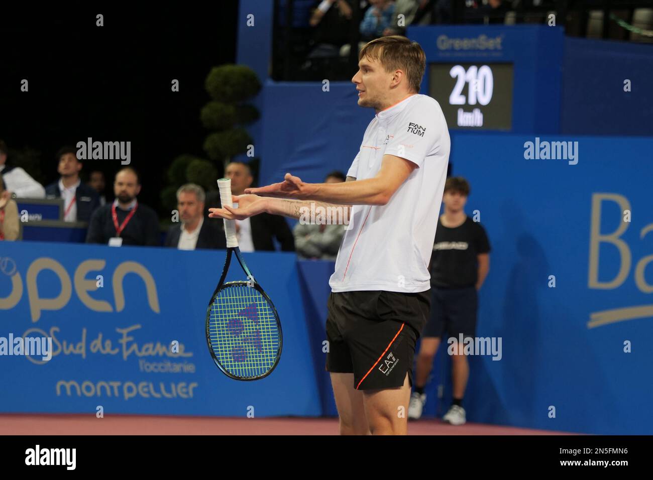 Alexander Bublik (KAZ) en action contre Gregoire Barrere (FRA) lors de l'Open Sud de France 2023, tournoi de tennis ATP 250 sur 8 février 2023 à l'Arena Sud de France à Perols près de Montpellier, France - photo: Patrick Cannaux/DPPI/LiveMedia Banque D'Images