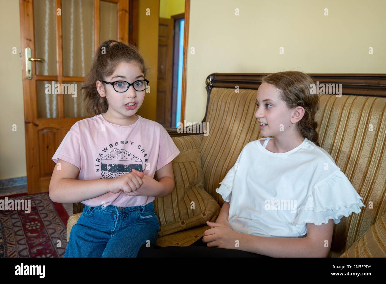 Bethléem, Cisjordanie, Palestine - 22 juillet 2022: De jeunes filles arabes se traînant dans un salon confortable Banque D'Images