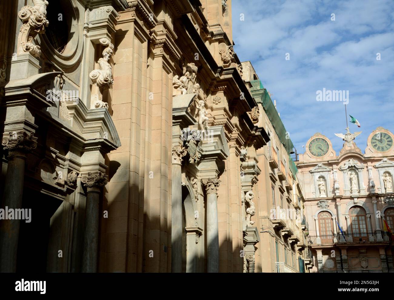 Détails architecturaux baroques et horloges de la Porta Oscura et de la Tour de l'horloge dans le centre historique de Trapani. Banque D'Images