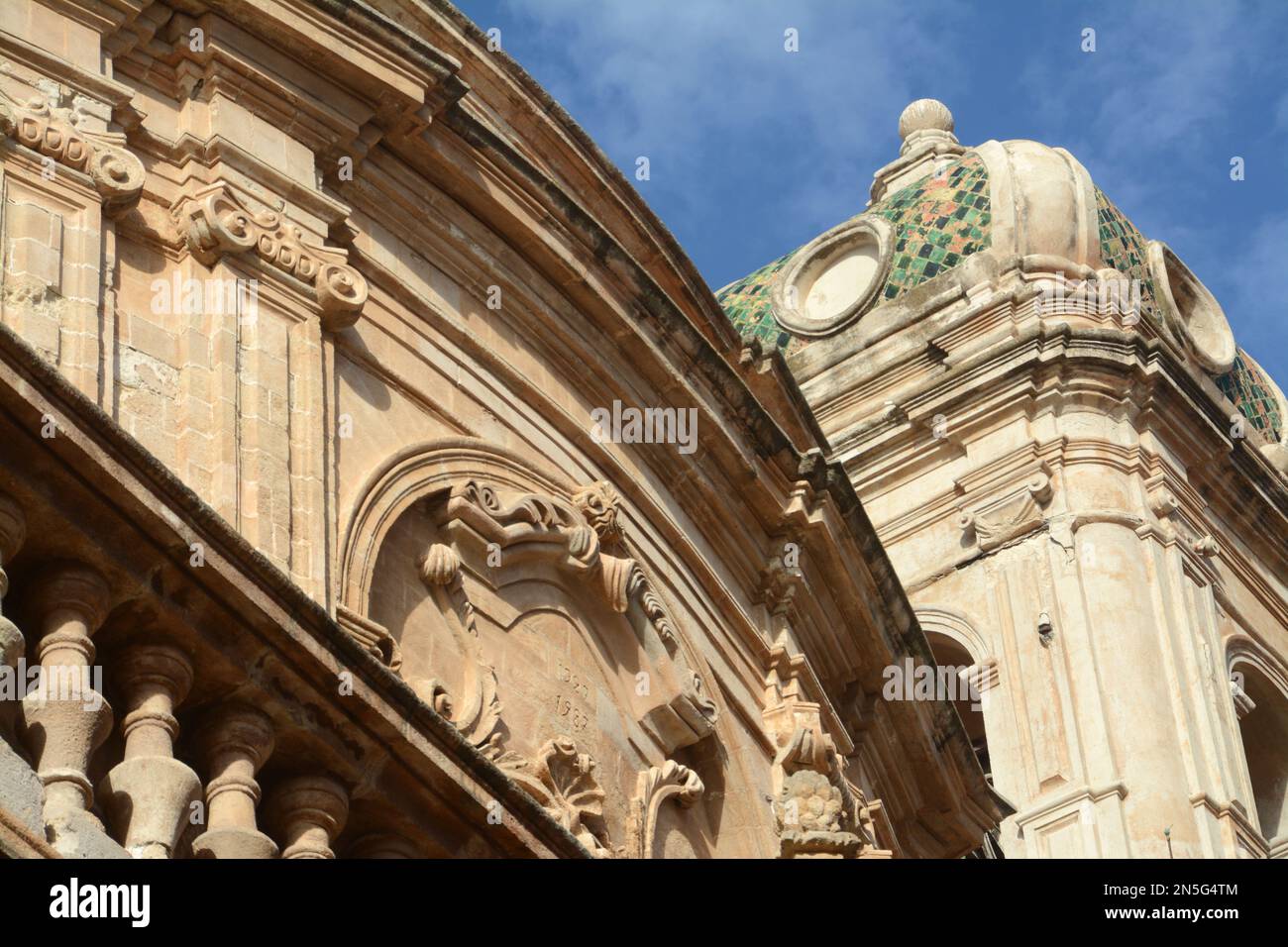 Détails architecturaux, majolica, mosaïques de la cathédrale de San Lorenzo dans le centre historique de Trapani Banque D'Images