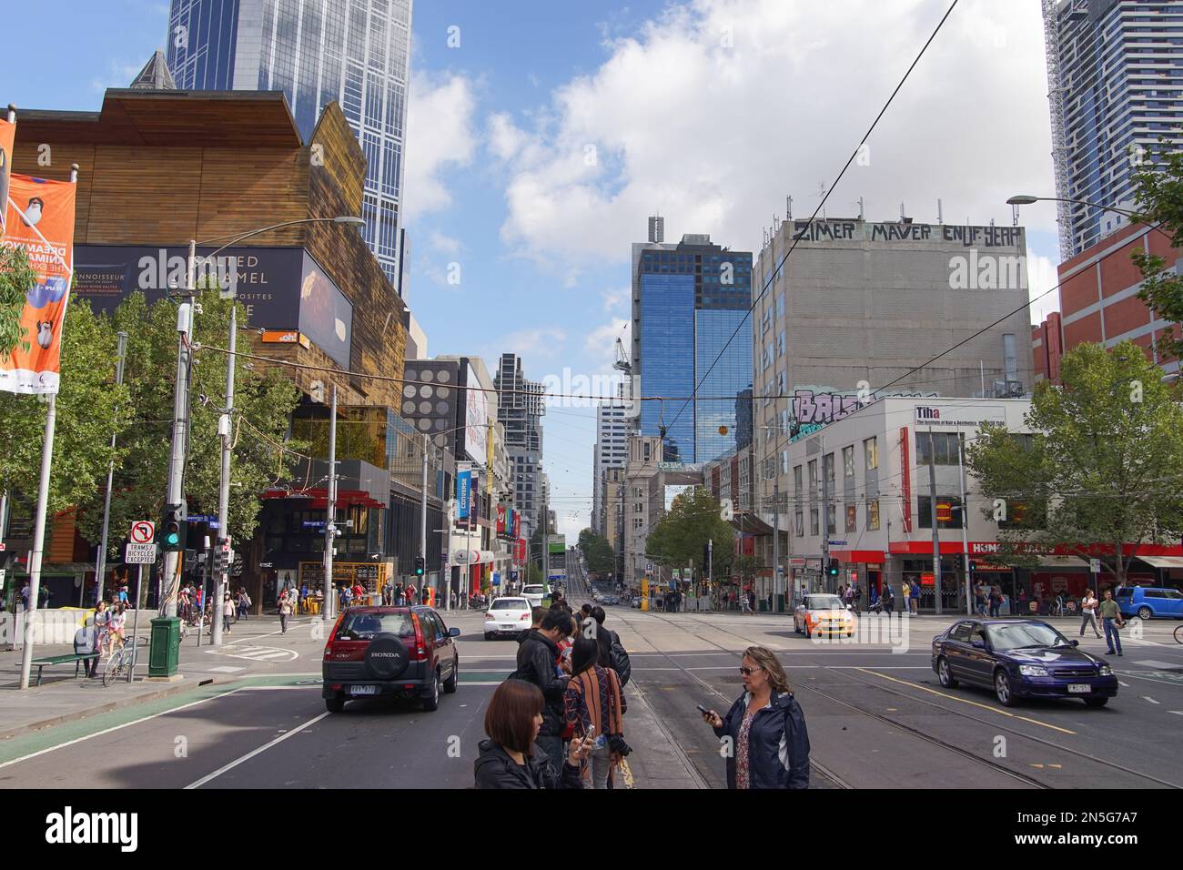 Passagers attendant le tramway à l'intersection de la Trobe Street et Swanston Street dans la ville de Melbourne. Banque D'Images