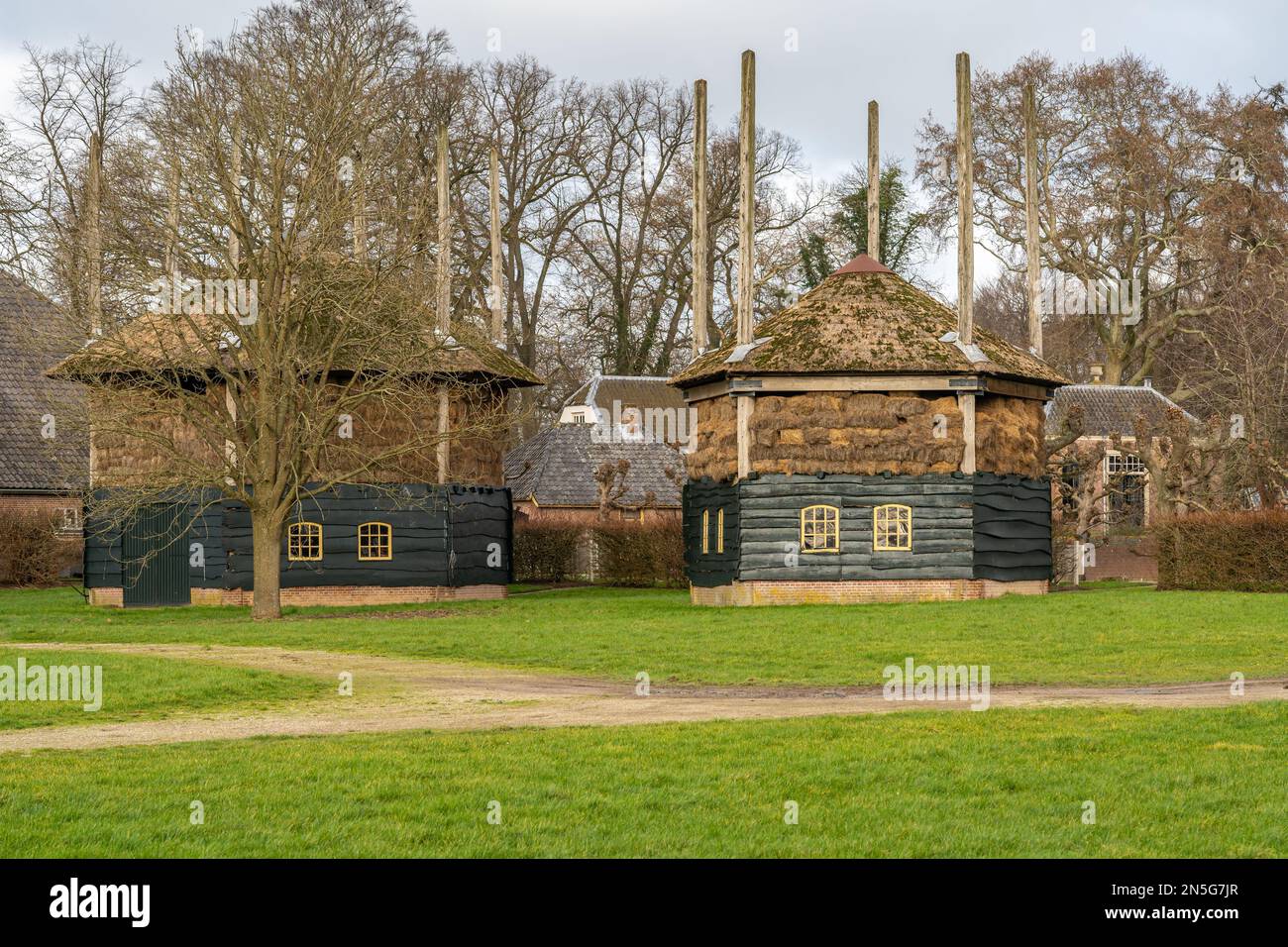 Granges de foin traditionnelles hollandaises avec toits réglables dans la province de Gelderland Banque D'Images