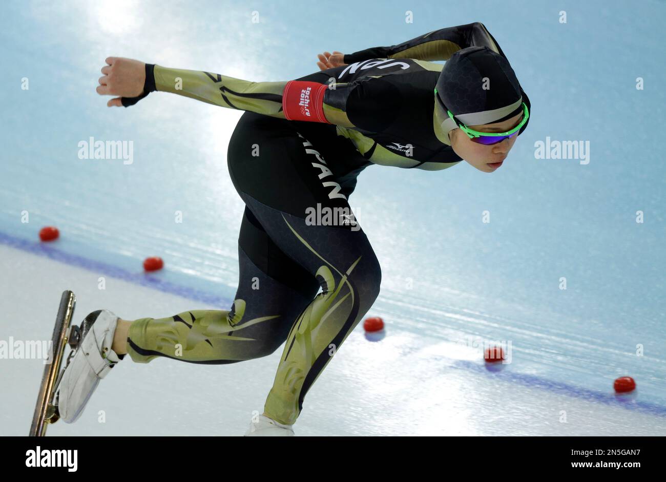 Miyako Sumiyoshi of Japan competes in the first heat of the women's 500-meter speedskating race at the Adler Arena Skating Center during the 2014 Winter Olympics, Tuesday, Feb. 11, 2014, in Sochi, Russia. (AP Photo/David J. Phillip ) Banque D'Images