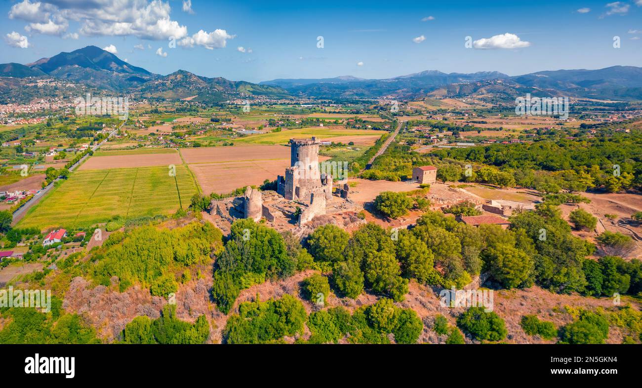 Incroyable vue d'été depuis un drone volant du site historique - Tour de Velia. Pittoresque scène matinale de Parco Archeologico di Velia, Italie, Europe Banque D'Images
