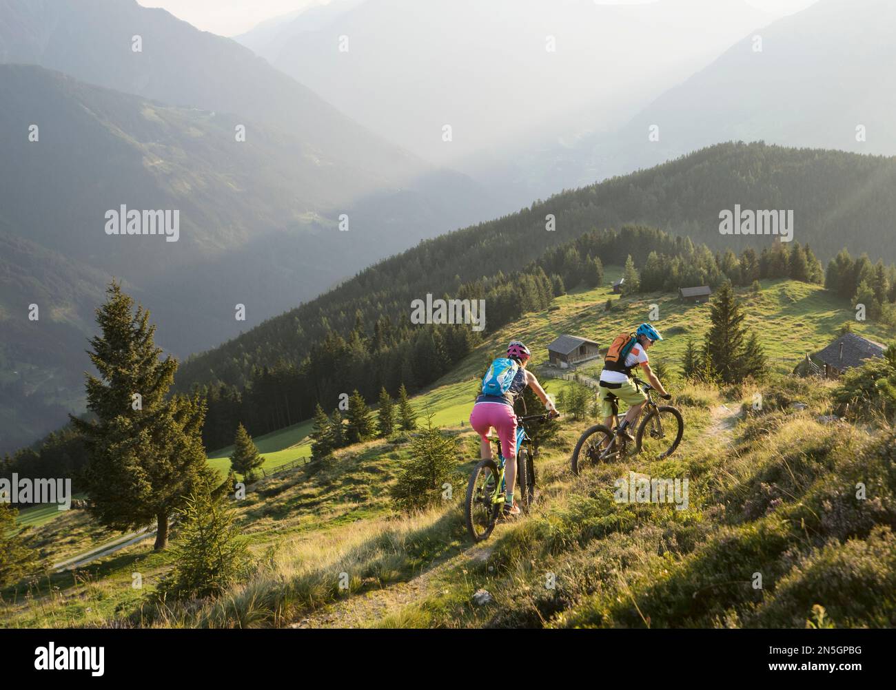Motards de montagne en montée dans le paysage alpin, Zillertal, Tyrol, Autriche Banque D'Images