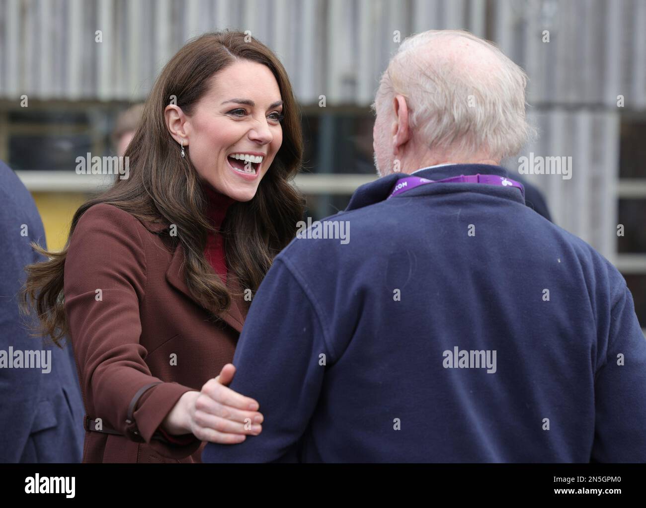 La princesse de Galles, connue sous le nom de duchesse de Cornwall à Cornwall, est réunie avec un ancien professeur de hers, après une visite du Musée maritime national de Cornwall à Falmouth, Pour en savoir plus sur le riche patrimoine maritime de Cornwall et sur la façon dont le musée travaille pour souligner la pertinence des questions maritimes à l'heure actuelle. Date de la photo: Jeudi 9 février 2023. Banque D'Images