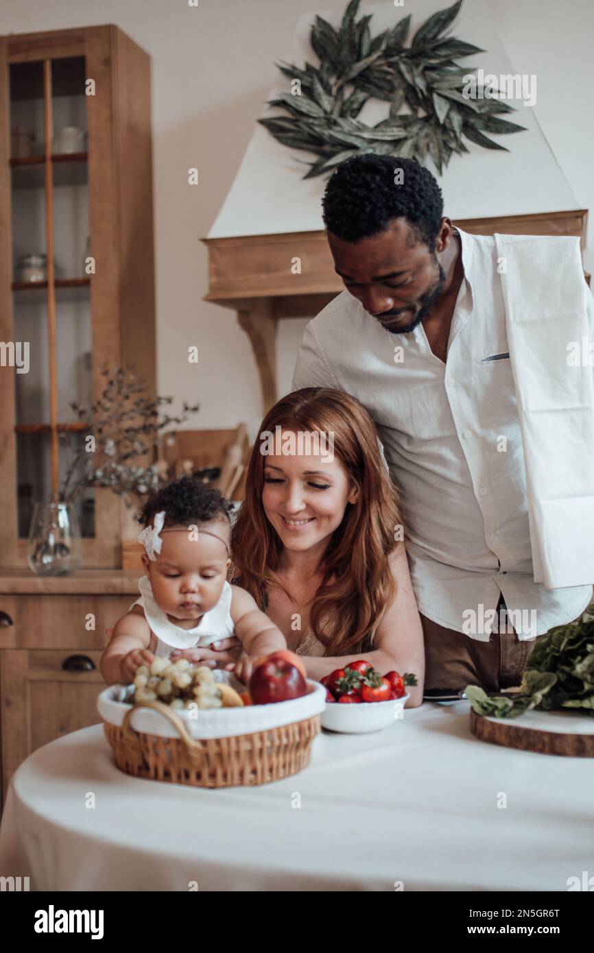 Une Famille De Race Mixte Avec Un B b Blanc Une Fille Mar cageuse une-famille-de-race-mixte-avec-un-b-b-blanc-une-fille-mar-cageuse