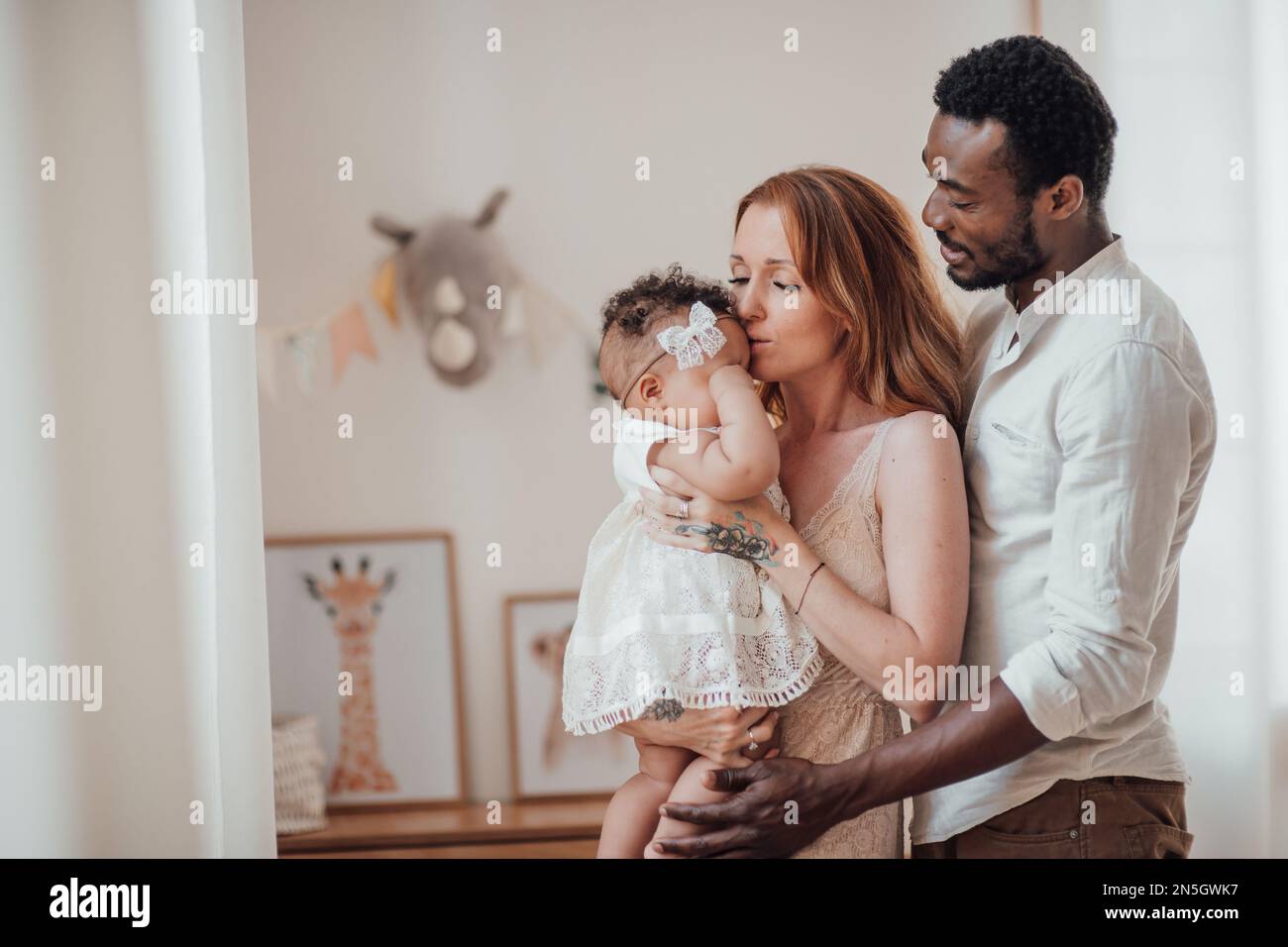 Famille de race mixte avec fille de b b la peau sombre passer