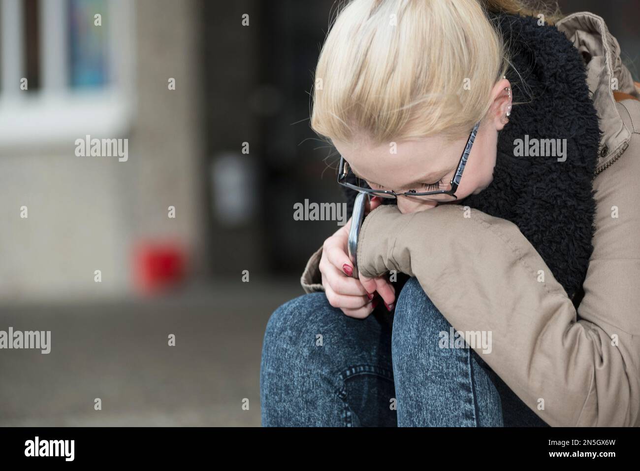 Gros plan d'un étudiant de l'université regardant l'école triste, Bavière, Allemagne Banque D'Images